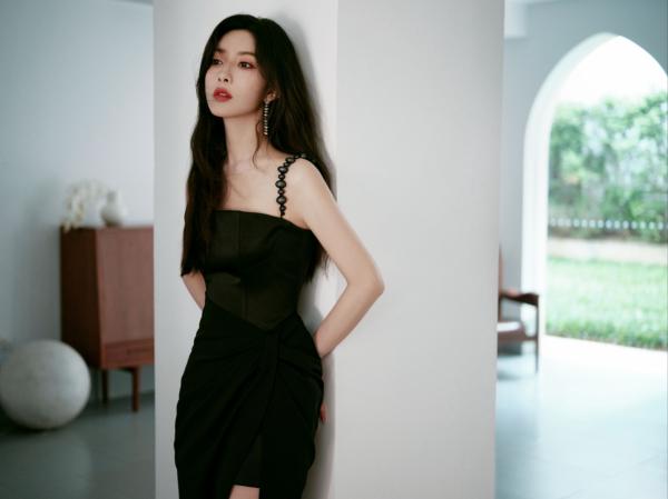 热文推荐沙雕女配穿书后，成了黑红第一人 小说 陆珩江绮遇叫什么名字