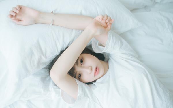 《她爱坠我入寒冬》完整版在线阅读（主角蓝河何梅）